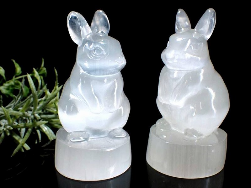 セレナイト(透石膏)兎(ウサギ)彫刻置物 長さ幅約9.5cm 1個売り 干支 縁起物 立ってるうさぎモチーフ 子孫繁栄・商売繁盛 聖母マリアのガラス