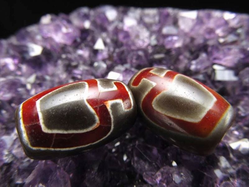 女性にピッタリミニサイズ 黒鳶赤紋宝瓶天珠 くろとびせきもんほうびんてんじゅ 全長約19mm 1個売り インパクトのある赤色模様