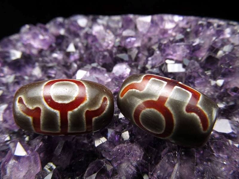 女性にピッタリミニサイズ 黒鳶赤紋大人天珠 くろとびせきもんだいじんてんじゅ 全長約19mm 1個売り インパクトのある赤色模様