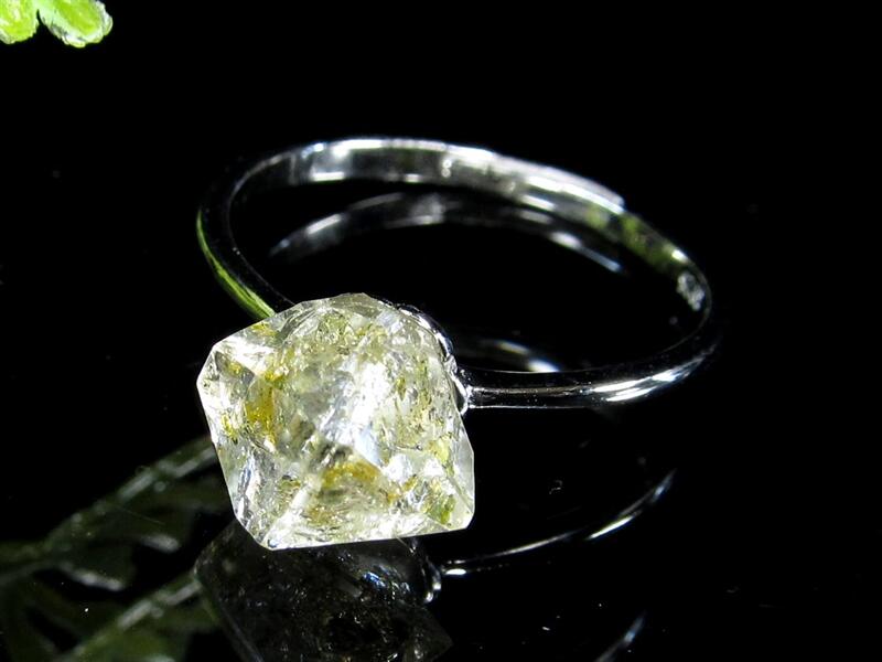オイルインクォーツ 石油入り水晶 結晶 リング シングルタイプ フリーサイズ 約13号～ 結晶サイズ縦約8-9mm前後 サイズ調整可 幻想的な蛍光発色 超透明