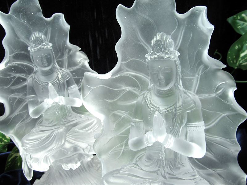 蓮の葉に包まれた 観音菩薩 ガラス製 置物 1個売り 高さ約200mm前後 重さ約1000g前後 清浄の象徴である蓮の花 穏やかな観音菩薩 インテリア、ディスプレイに