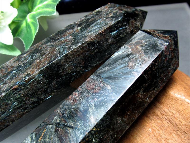 ガーネット入り入荷 ガーネットインヌーマイト 六角柱 ポイント置物 1個売り 重さ140g-150g 希少なガーネットとヌーマイトの共生