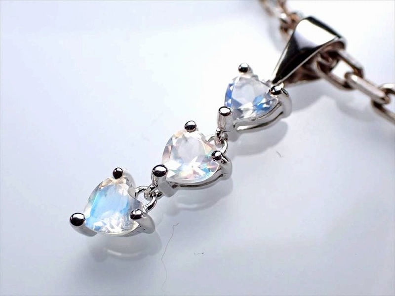 ブルームーンストーン ペンダントトップ ハートカット ゆらゆら揺れるタイプ 石サイズ縦約3.5mm 全長約17mm 1個売り 月光を思わせる神秘的シラー 極上品質