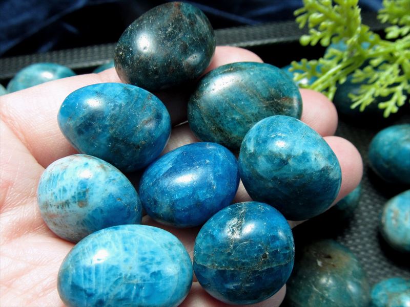 心を安定させるブルー発色 ブルーアパタイト タンブル 詰め合わせ 一袋100g 約4-6個入り 不安の解消に 浄化用 ころりとした小さめタンブル インテリアに