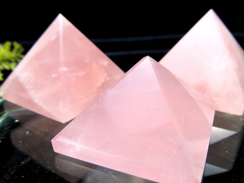 濃厚透明ピンク ディープローズクォーツ ピラミッド 1個売り 高さ約20mm-28mm 重さ約20g-35g 置物 天然石 パワーストーン 愛とやさしさの象徴 紅水晶