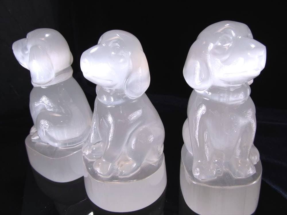 セレナイト ドッグ彫刻 高さ約10cm 愛らしいビーグル犬 夢の実現を助ける 子宝や安産祈願の象徴 聖母マリアのガラス 彫刻置物 メキシコ産