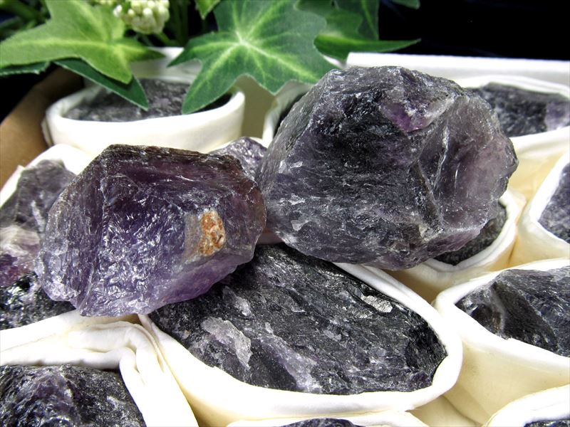 箱売り アメジスト ラフ原石タイプ 詰合せ 530g 約22個前後入り 箱サイズ約12cm×19cm 愛の守護石 ブラジル産 hos パワーストーン 天然石
