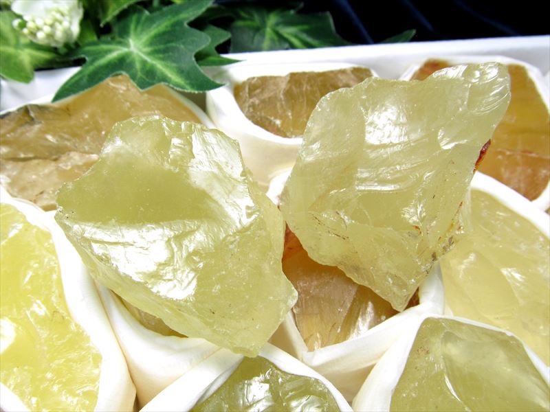 箱売り レモンクォーツ ラフ原石タイプ 詰合せ 約300-500g 約13-17個入り 箱サイズ約12cm×19cm 硫黄水晶 ブラジル産 パワーストーン 天然石