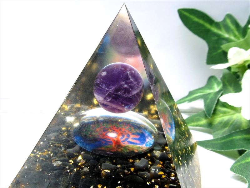 大人気商品 オルゴナイト ピラミッド アメジスト ツリーオブライフ 高さ約6cm前後 運気上昇や精神的健康の増進 風水にも 2023年3月入荷の画像 inmy