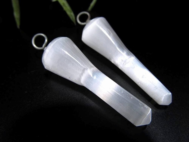 美品 キャッツアイセレナイト トーチ型 ペンダントトップ 最大幅約3.5cm-4cm 1個売り 聖母マリアのガラス ツーソン展示会商品 癒しの石 シルクのような繊維質