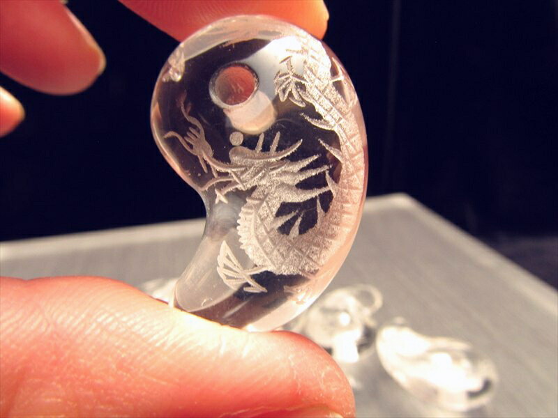 1個売り 龍 素彫り 水晶 勾玉 まがたま 縦約30mm×横約17mm 天然石 tn-s パワーストーン 天然石