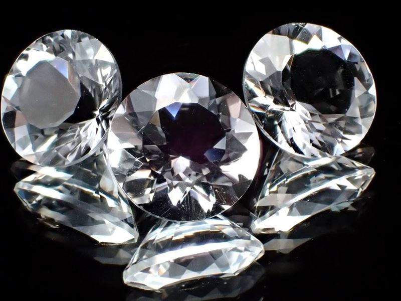 大特価 宝石質ペタライト ルース 縦最大幅約6mm前後 約0.6ct-0.7ct 1個売り ネガティブなエネルギーを浄化 葉長石 ラウンドカット 天使の石 ルースケース付属