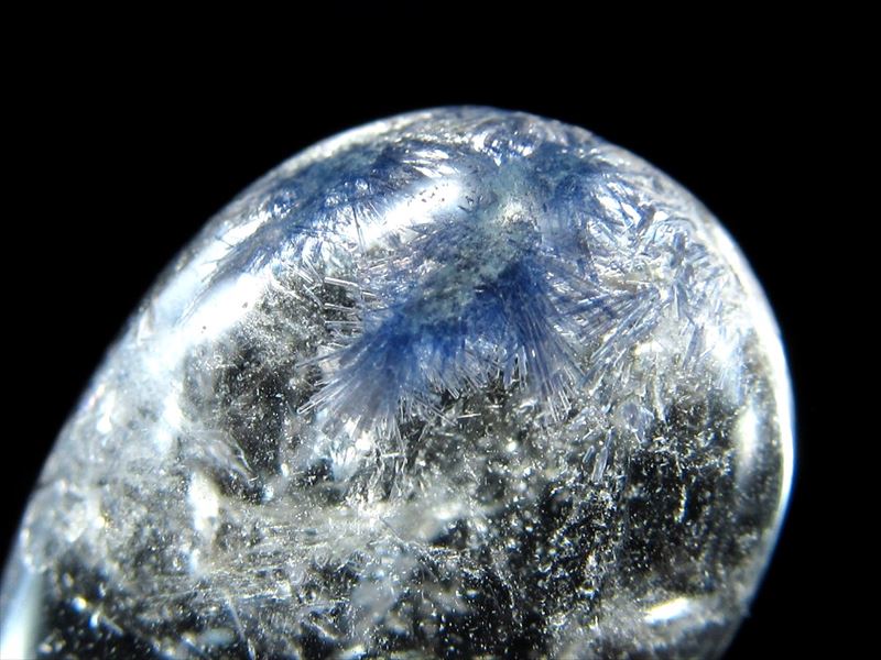 水晶の中に咲く瑠璃色の花 デュモルチェライト イン クォーツ ドロップ型 タンブル 最大幅約24mm 重さ3.9g 濃厚ブルーガーデンクォーツ 思慮の石