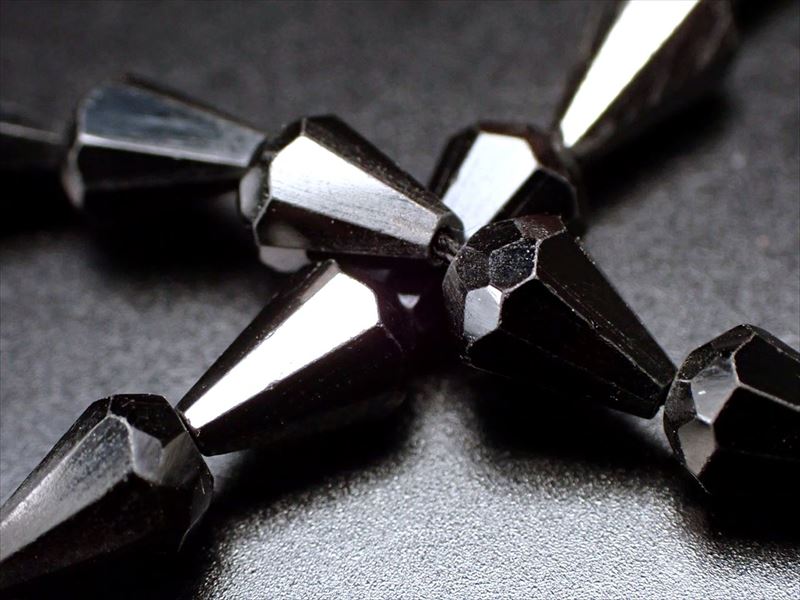ブラックスピネル 尖晶石 ドロップカット 縦約5mm-6mm×横約3.5mm 一連 約30-34cm 宝石質ネックレス&ブレスパーツ 艶感抜群 ミャンマー産 パワーストーン