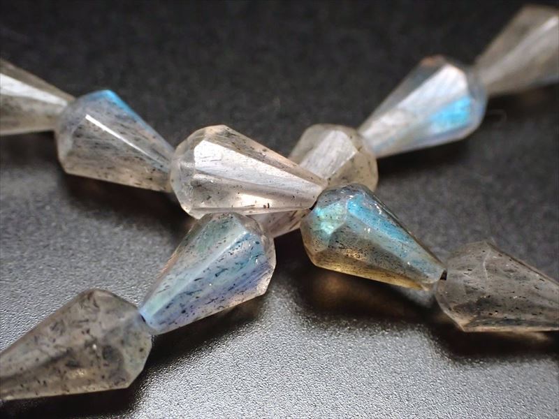 ラブラドライト ドロップカット 縦約5mm-6mm×横約3.5mm 一連 約30-33cm 宝石質ネックレス&ブレスパーツ 艶感抜群 マダガスカル産 パワーストーン 天然石