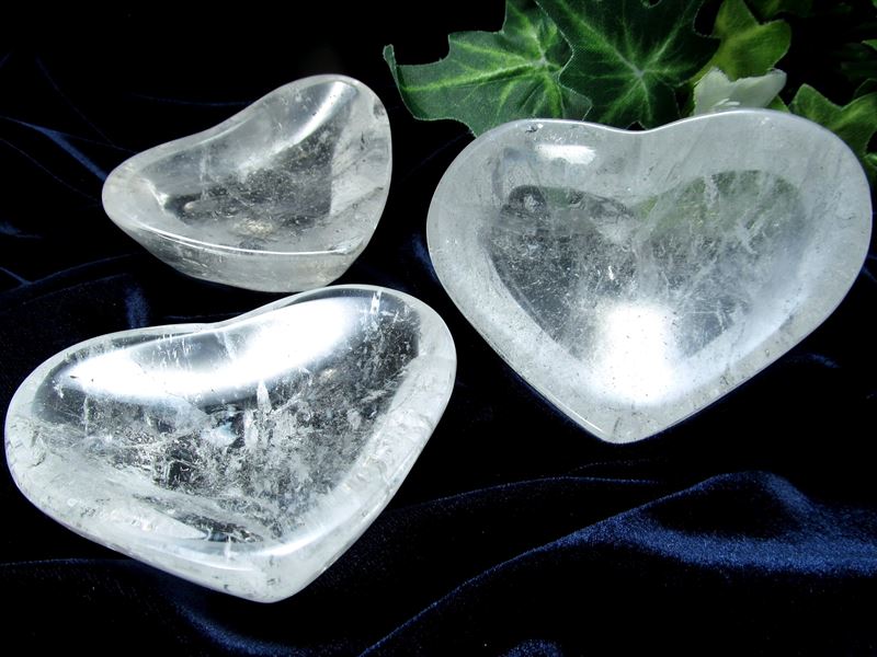 小物が浄化できる天然石小皿 天然水晶 ハート型小皿 置物 1個売り 重さ112g-133g すべての浄化と純粋さを象徴する石 そのまま飾っても可愛い