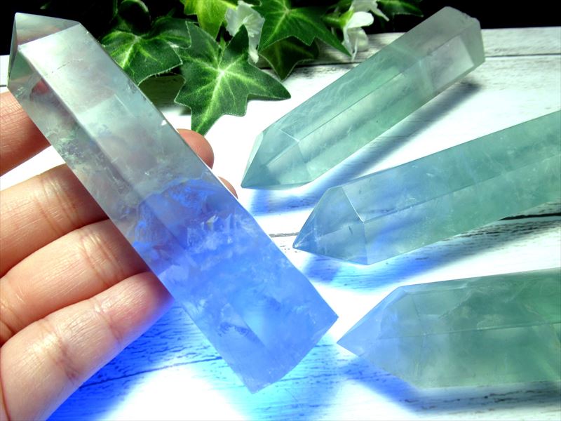 超透明高発色 蛍光フローライト ポイント 重さ80g-100g 1個売り 六角柱ポイント 鮮やかミントグリーン ブラックライトで蛍光する天然フローライト 蛍石 中国