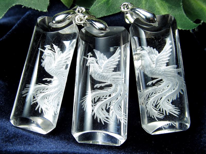 吉祥の霊鳥 天然水晶 鳳凰彫り 長方形型 ペンダントトップ 1個売り 幅約35mm前後 超透明天然水晶 すべての浄化と純粋さを象徴する石 クリスタルトップ
