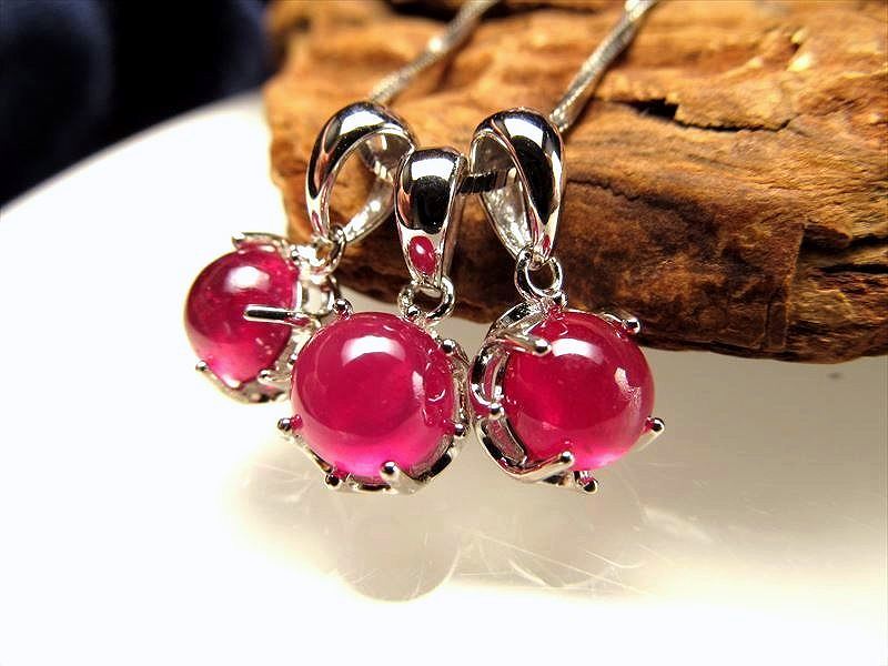 王冠モチーフ金具タイプ 最高級5A 極上ルビー ペンダントトップ ぷっくりラウンド 石サイズ約8mm 1個売り 超透明 濃い結晶 7月の誕生石