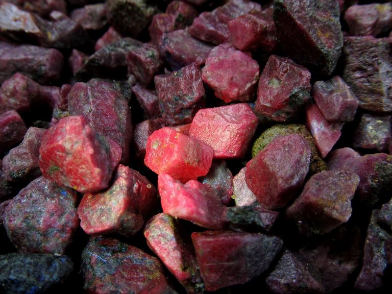 ブラックライトで光る 天然ルビー ラフ原石 さざれ 約100グラム 粒の大きさ 約5mm-16mm 宝石の女王 勝利と情熱を象徴する石 結晶原石 大人気のナチュラル原石