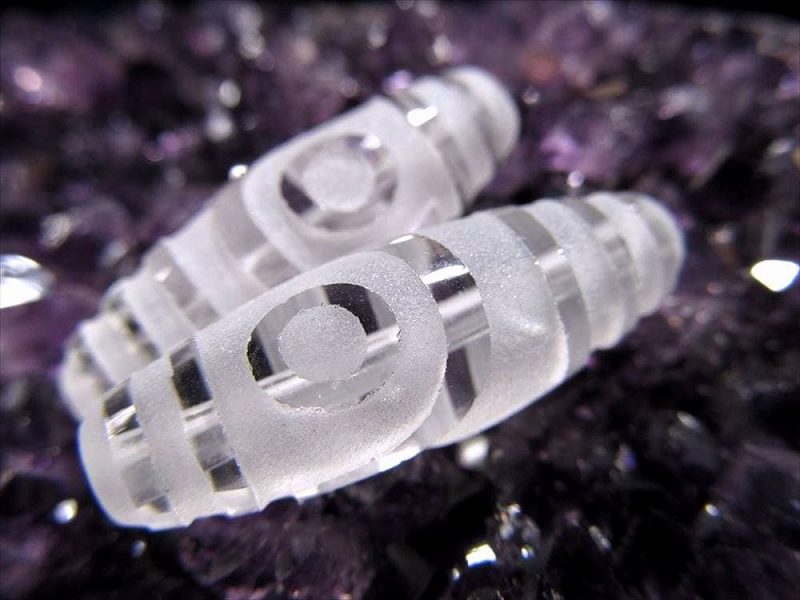 ミニサイズ水晶天珠 二眼天珠 にがんてんじゅ 最大長さ約28mm前後 1個売り 夫婦円満・恋愛成就・家庭円満・商売繁盛・事業成功 クリスタル製 パワーストーン