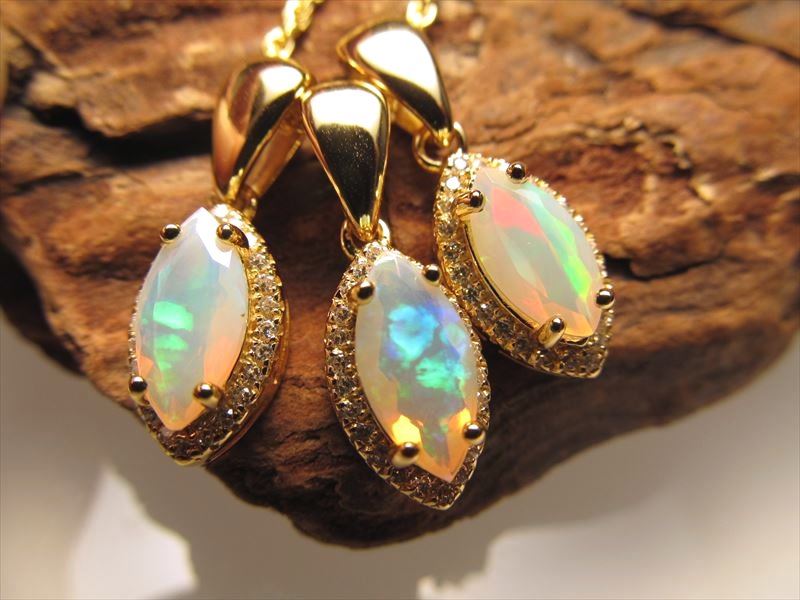 極上遊色5A プレシャスオパール 蛋白石 ペンダントトップ マーキスカット型ジルコニア装飾タイプ 石サイズ縦約10mm 18金ゴールド仕様SILVER925