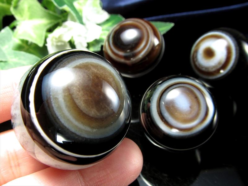 天眼メノウ アイアゲート 丸玉 1個売り 直径約28mm-30mm 縞模様くっきり小サイズ 強力な魔除けの石 めのう 天の眼 ブラジル産 パワーストーン 天然石