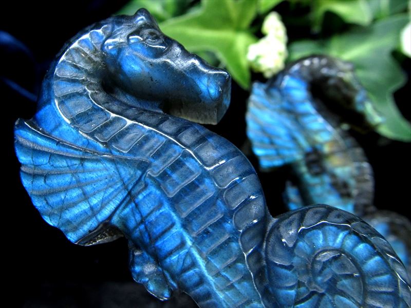 鮮やかシラー ラブラドライト タツノオトシゴ 彫刻置物 1個売り 重さ約15g-30g 繊細な天然石彫刻置物 くっきり美麗レインボーシラー マダガスカル産