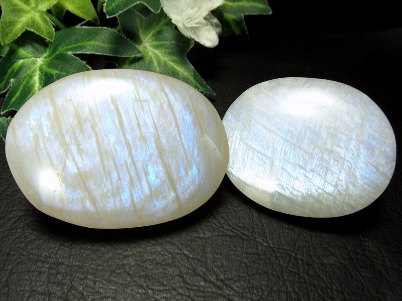 美しいブルーシラー ムーンストーン ホットストーン 1個売り 重さ45g-60g シルバーやブルーのシラー 永遠の愛の象徴 6月の誕生石 月長石