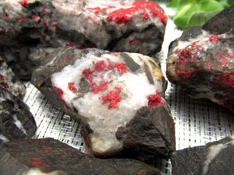 シナバークォーツ ラフ原石 1個売り 重さ約60g-90g 深紅の竜血 ドラゴンブラッド 朱砂 辰砂 シンシャ コレクターに大人気のナチュラル原石 賢者の石