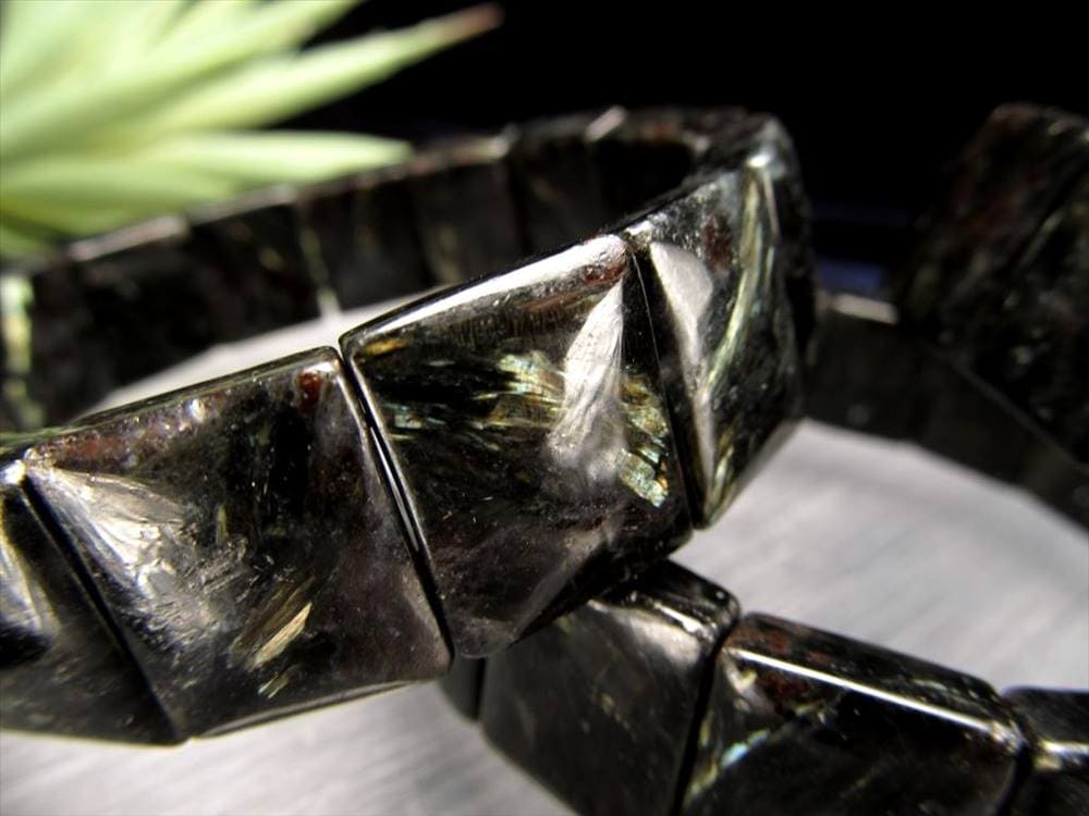 希少石 ヌーマイト バングルブレスレット タイプB 幅約16mm レクタングルタイプ まるで流星 グリーンシルバー&ゴールドの輝き グリーンランド産