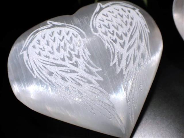 1個売り ぷっくりタイプ キャッツアイセレナイト エンジェルウィングデザインハート 置物 横幅約6cm-8cm 女性に人気 ハート型&天使の羽デザイン ジプサム