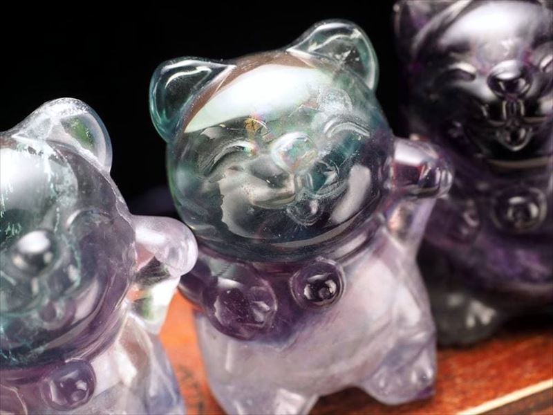 商売繁盛や良縁 マルチカラー フローライト 招き猫 彫刻置物 1個売り 高さ約5cm 発想力や思考力を高めてくれる石 細部まで彫り込まれた縁起物 動画あり