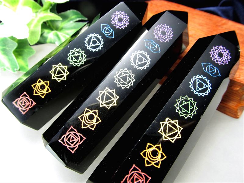 チャクラシンボルの模様入り オブシディアン ポイント 重さ約60g-70g チャクラカラー 魔除け・厄除けの石 黒曜石 六角柱 メキシコ産 パワーストーン 天然石