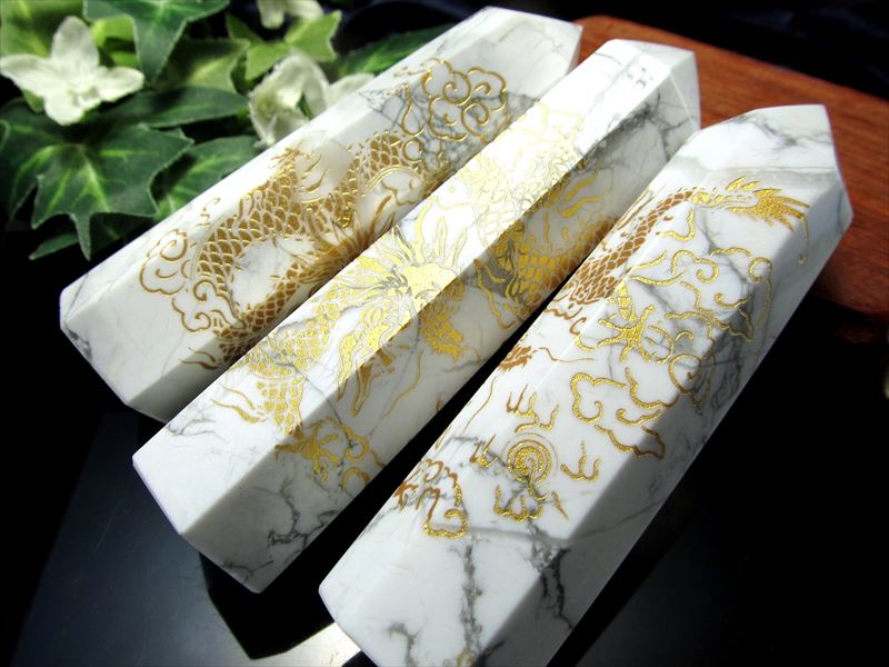 金龍入り ハウライト 五本爪龍神 ポイント 重さ約65g-80g 金色の龍神 平穏と叡知の象徴 高い浄化作用 ハウ石 六角柱 ブラジル産 パワーストーン 天然石