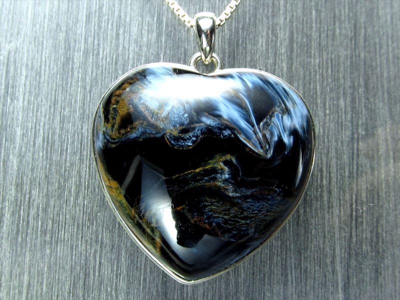 油絵アートの様な極上マーブル ブルーピーターサイト ハート型 ペンダントトップ 石サイズ縦約25mm 重さ8.3g レアストーン テンペストストーン 嵐の石