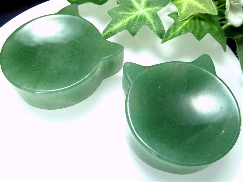 アベンチュリン 猫 プレート 1個売り 重さ50g-75g前後 幅40mm-50mm前後 キャット ネコ ねこ 愛らしい猫型 猫の置物 小物入れ 丸玉用台座 砂金水晶 インド産