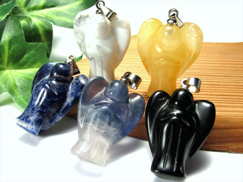 選べる5種類 天然石 エンジェル彫り ペンダントトップ 1個売り 約25ミリ ソーダライト フローライト オブシディアン ハウライト アラゴナイト