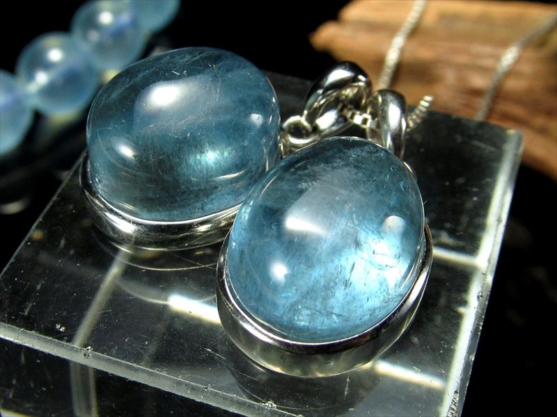 濃厚発色タイプ アクアマリンペンダントトップ 1個売り ぷっくりオーバル型 石サイズ縦約11mm-14mm 美しい若さと幸せな喜びの象徴 Silver925 ブラジル産