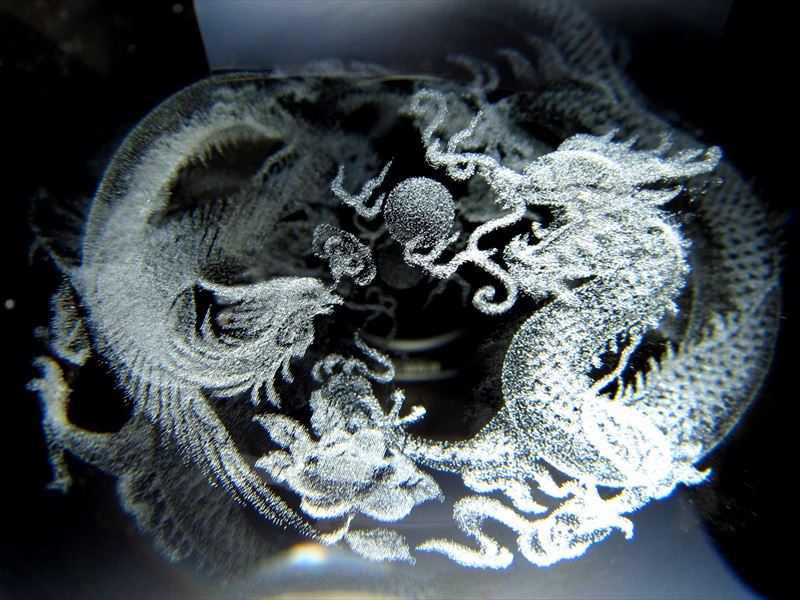 鳳凰と神龍 クリスタルガラス製 丸玉 専用台座付き 直径約80mm レーザー彫刻 幻想的に浮かび上がる彫刻 ドラゴンボール 五本爪の龍 置物 人工水晶 inmy
