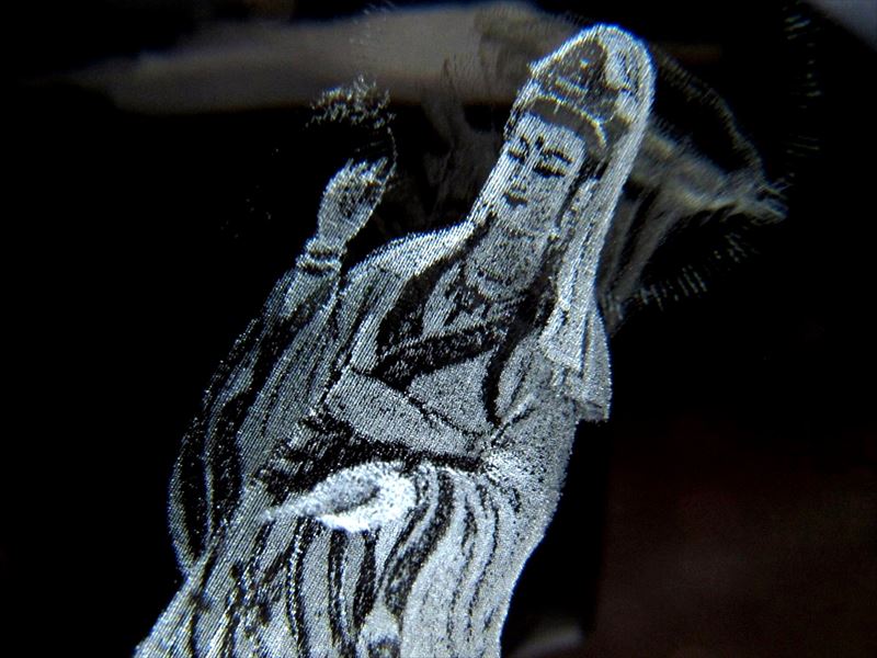 売り切り商品 白衣観音菩薩 クリスタルガラス製 丸玉 専用台座付き 直径約80mm レーザー彫刻 幻想的に浮かび上がる彫刻