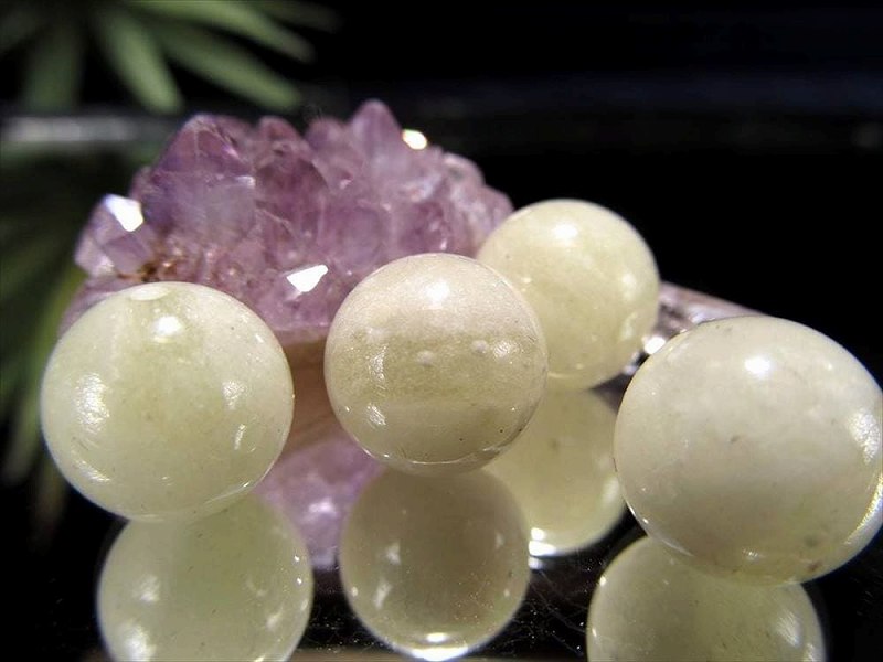 1珠売り AA+ リビアングラス ビーズ石 約12mm-12.5mm 希少品がお買い得 つやつやミルキーホワイトカラー リビアの天然ガラス エジプトサハラ砂漠産