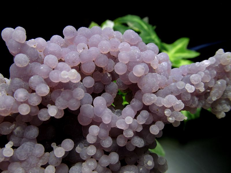 超希少 限定入荷 グレープカルセドニー 結晶原石 最大幅100mm 重さ99g 可愛らしいキラキラ輝くつぶつぶ結晶 まるで葡萄の房 良縁を呼び寄せる石 紫玉髄