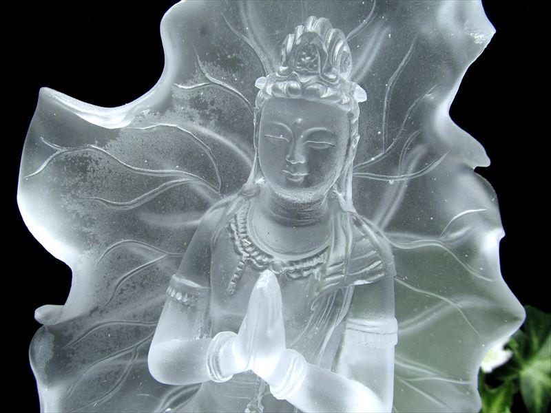 蓮の葉に包まれた 観音菩薩 ガラス製 置物 高さ約203mm 重さ約1013g 清浄の象徴である蓮の花 穏やかな観音菩薩 インテリア、ディスプレイに 極上一点物