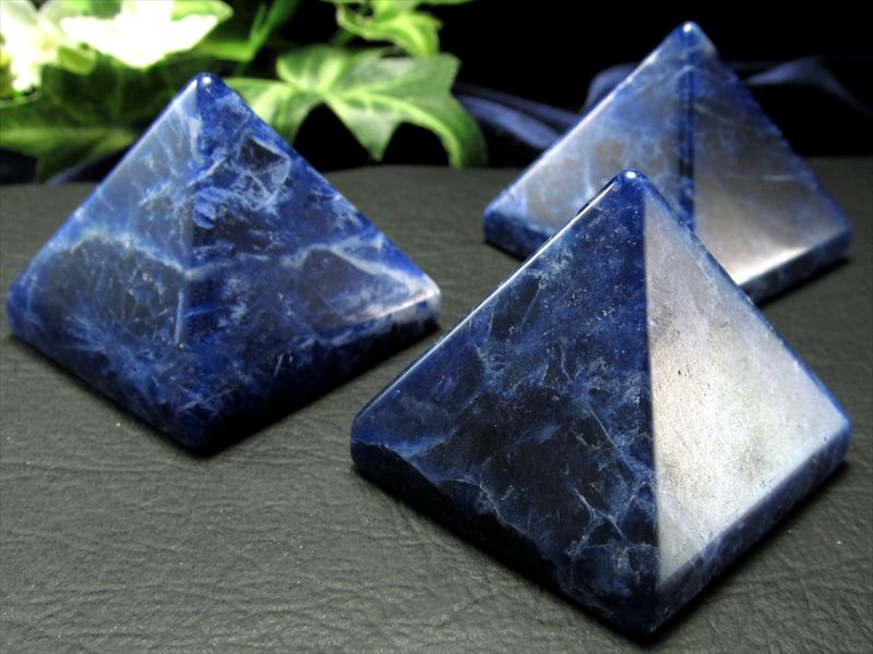 艶々天然石ピラミッド ソーダライト ピラミッド 置物 1個売り 幅約35mm×35mm 天然石 パワーストーン 夢や目標のサポートをする石 方曹達石 ピラミッドパワー