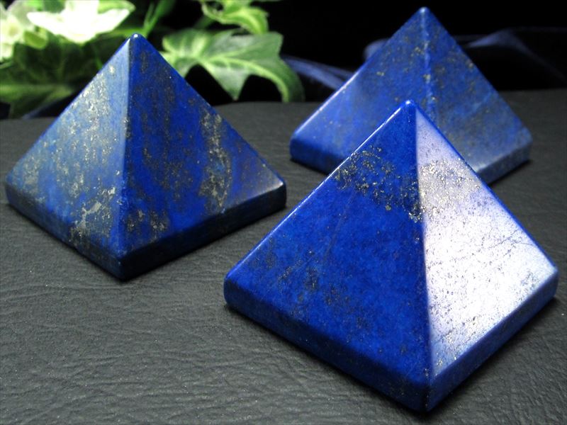 艶々天然石ピラミッド ラピスラズリ(染色) ピラミッド 置物 1個売り 幅約30mm×30mm 天然石 パワーストーン 幸運を呼び寄せる石 世界最古のパワーストーン