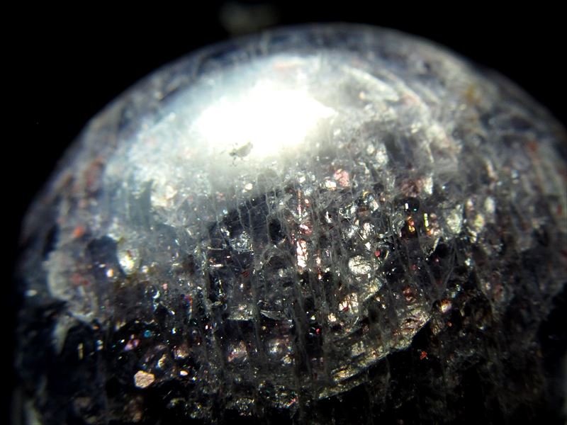 まるで銀河の煌めき ブラッドショット アイオライト きんせい石 丸玉 台座付き 直径約48mm 重さ148g アイオライトとサンストーンの混合石
