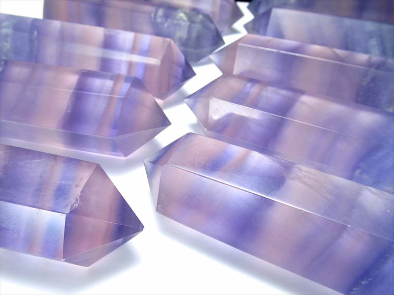 神の色 紫蛍石 幻影パープルフローライト ポイント 重さ 95g-115g パープルフローライト六角柱ポイント 超透明縞々模様 未熟な部分を成長させてくれる石