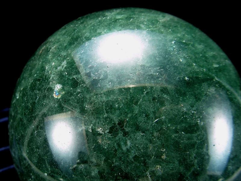 待望の再入荷 グリーン モスコバイト丸玉 台座付き 直径約73mm 重さ546g クロムを含む濃い緑色 キラキラと輝く癒しの緑色 一点もの クロム雲母