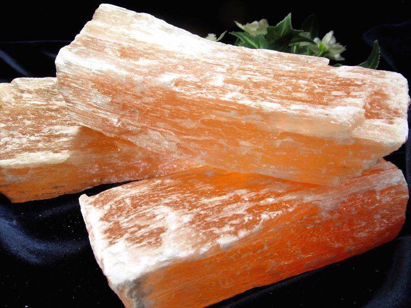 まるでミカン味のお菓子 オレンジ セレナイト結晶ブロック ナチュラル原石 1個売り 重さ350g-400g 心を穏やかにする石 精神力の向上 願望達成 メキシコ産